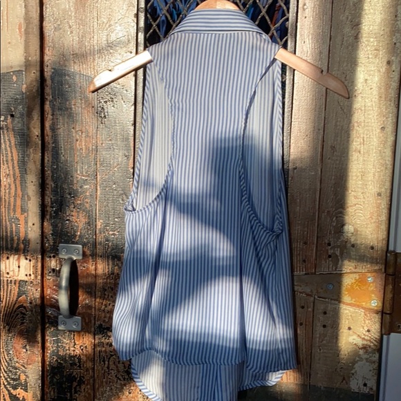 Silky Button-up Sleeveless Blouse - Picture 4 of 6